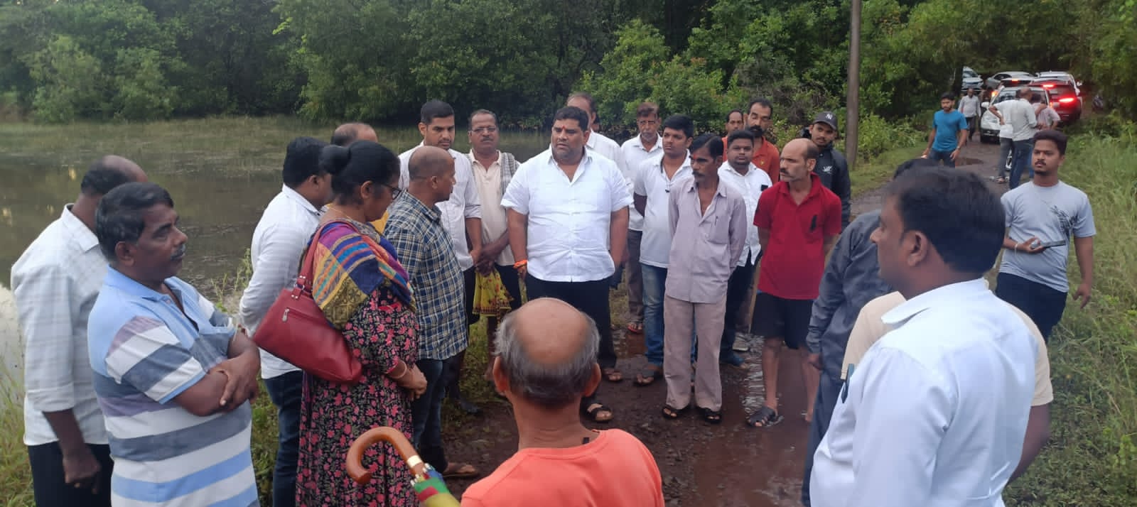 आ. वैभव नाईक यांच्याकडून भातशेती नुकसानीची पाहणी; पंचनामा करण्याच्या दिल्या सूचना !