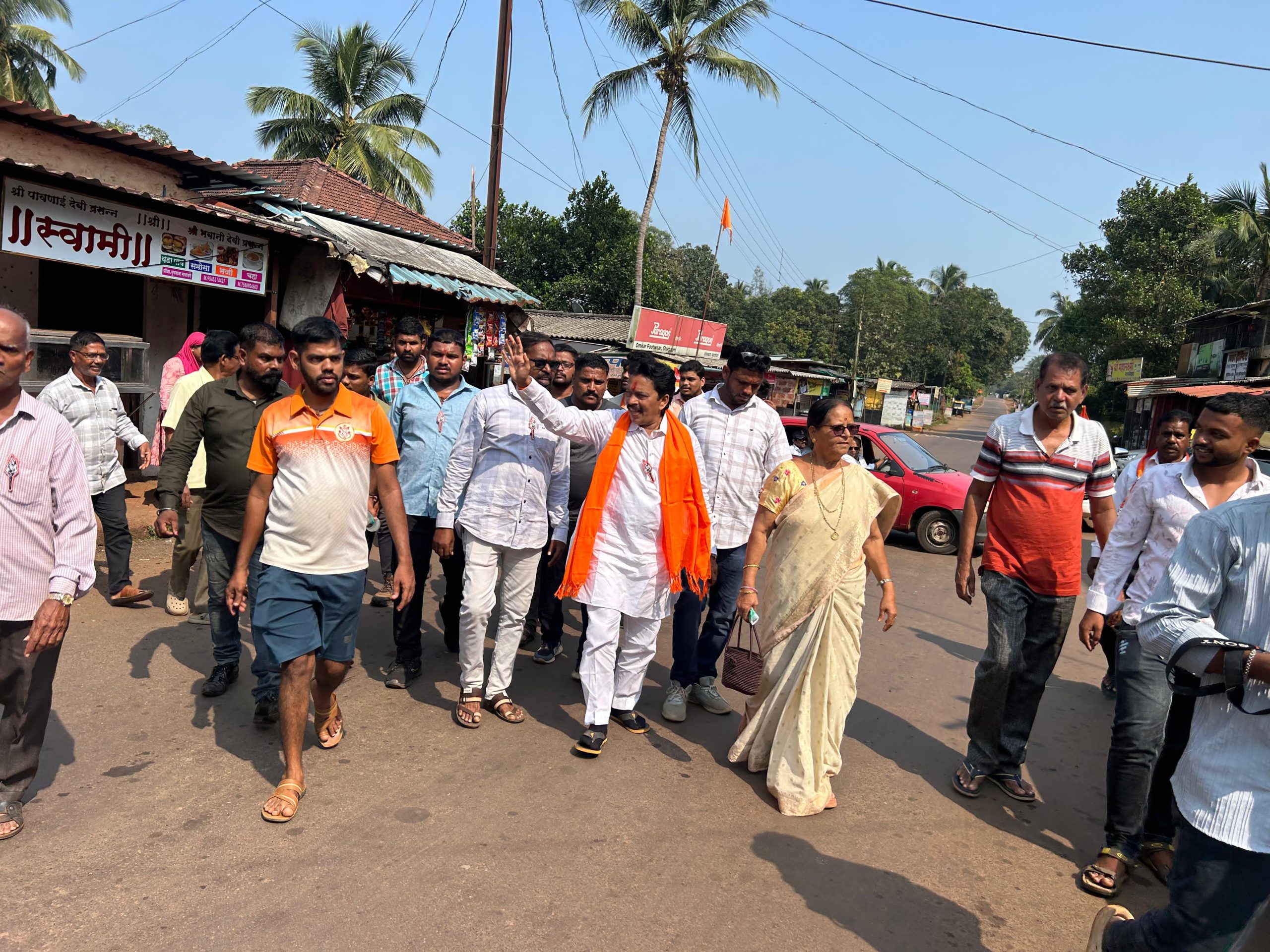 मतदारसंघात मशाल पेटवून महाविकास आघाडीचे उमेदवार संदेश पारकर यांचा प्रचाराचा झंझावात सुरू.