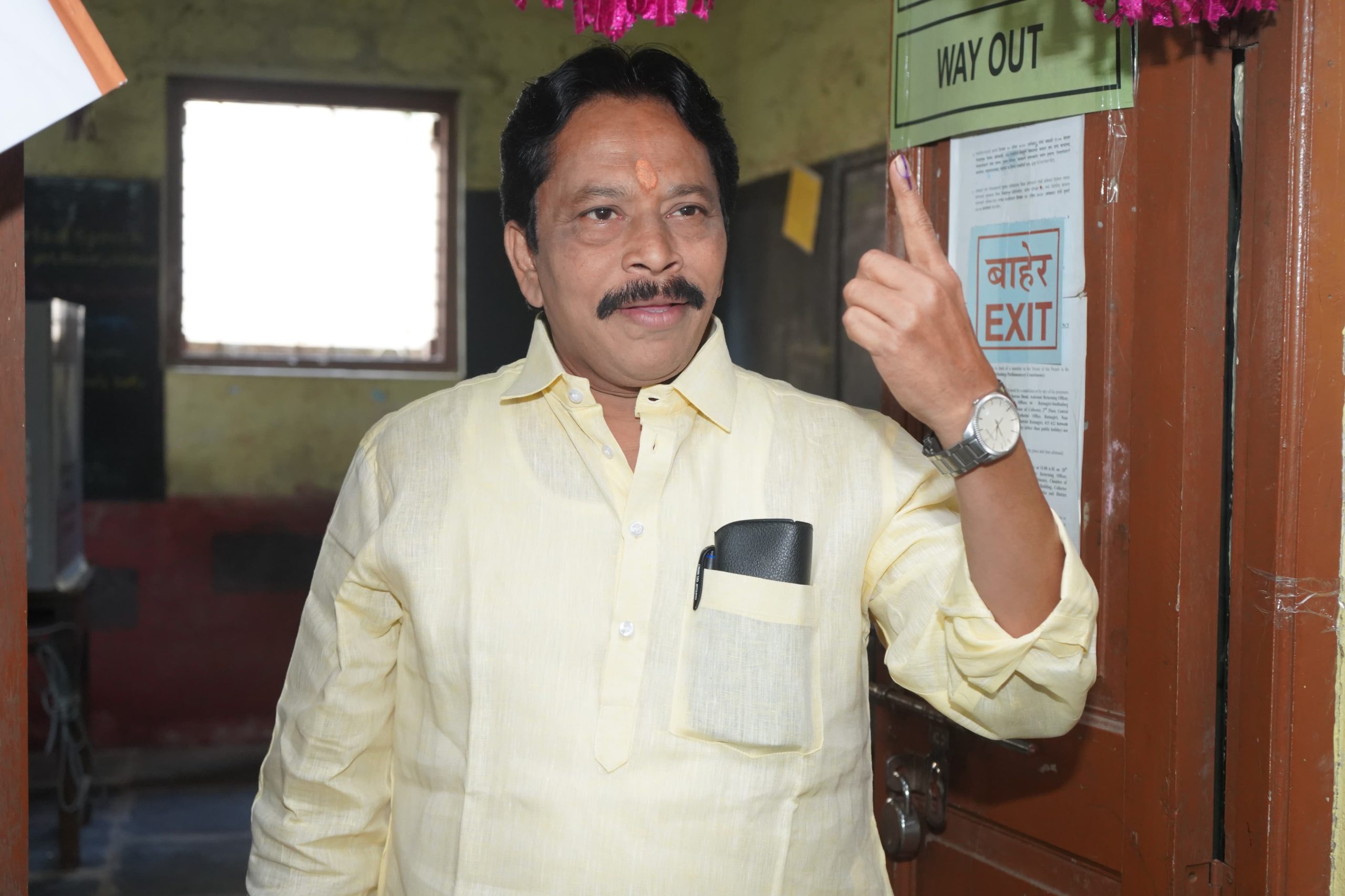 महाविकास आघाडीचे उमेदवार संदेश पारकर यांनी कणकवली तालुकास्कुल येथे कुटुंबियांसमवेत बजावला मतदानाचा हक्क 