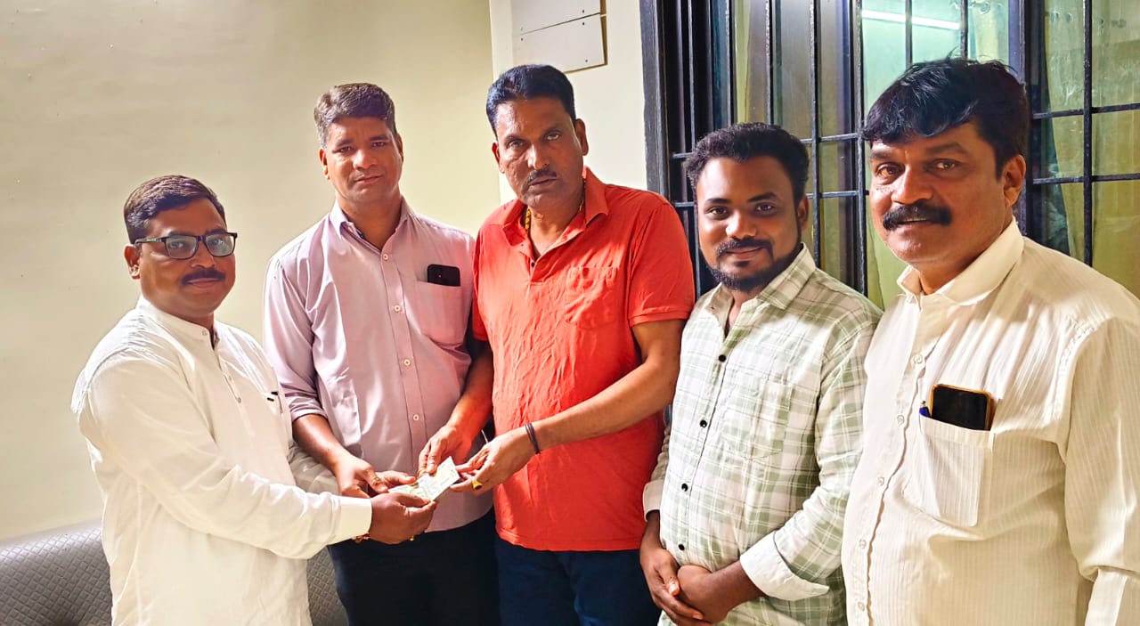 भजनमहर्षी बुवा चिंतामणी पांचाळ यांच्या स्मारकास शिवसेना जिल्हाप्रमुख दत्ता सामंत यांसकडून 50,000 रुपयांची रोख देणगी.