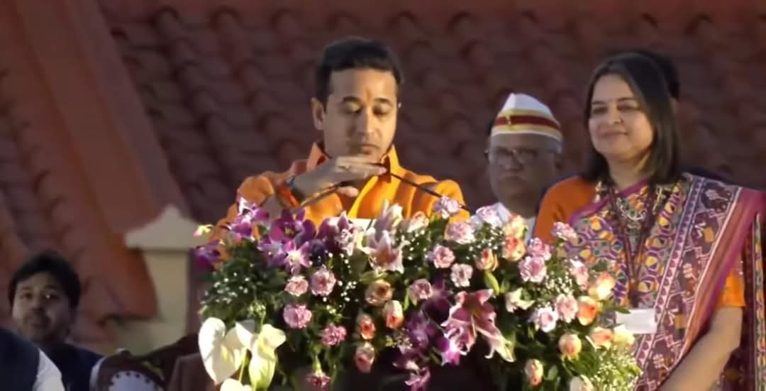 आमदार नितेश राणे यांनी मंत्री पदाची शपथ घेताच सर्वत्र घोषणा आणि फटाक्यांची आतषबाजी