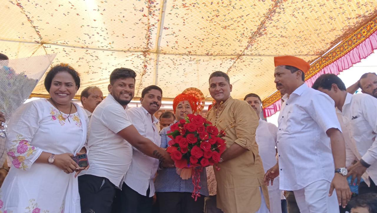 सिंधुदुर्ग जिल्ह्याच्या प्रवेश द्वार खारेपाटण येथे राष्ट्रवादी युवकजिल्हाध्यक्ष आणि विधानसभा मतदार संघ अध्यक्ष अभिनंदन मालंडकर यांच्याकडून नितेश राणे यांचे स्वागत !