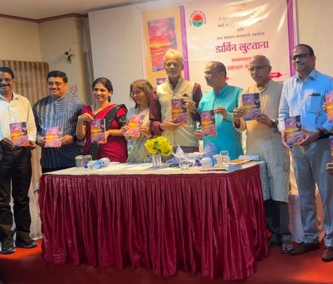 डार्विन लुटताना’ म्हणजे भ्रष्ट व्यवस्थेविरुद्धचा आसूड – डॉ. प्रफुल्ल आंबेरकर यांच्या काव्यसंग्रह प्रकाशन सोहळ्यात कवी अजय कांडर यांचे प्रतिपादन
