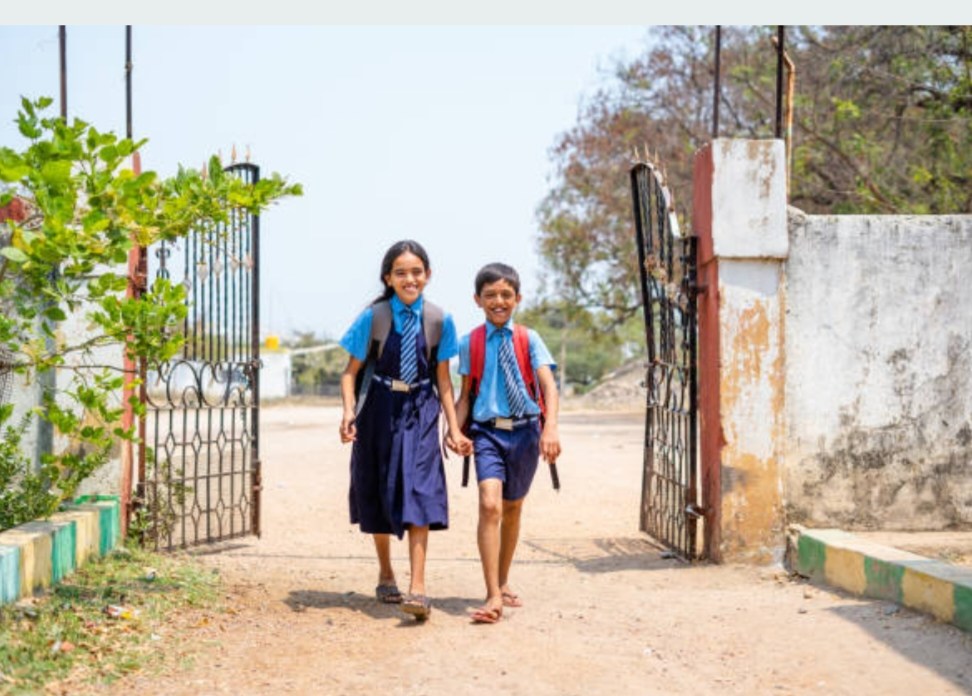 शिक्षणासाठी शालेय विद्यार्थ्यांना करावी लागतेय “५ कि.मी” .अंतर पायपीट