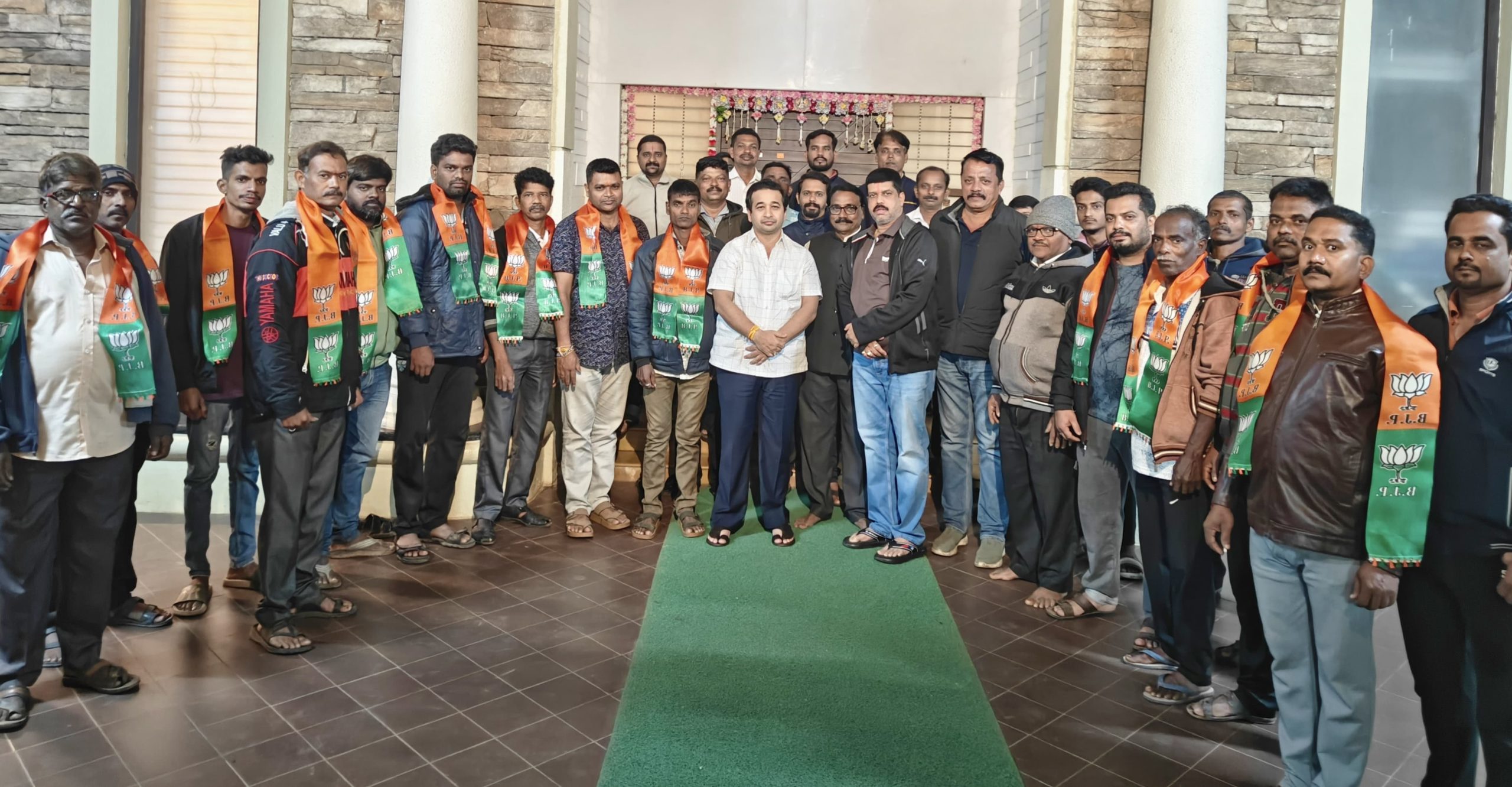 हरकूळ बु. सुतारवाडीतील उबाठा सेनेच्या असंख्य कार्यकर्त्यांचा भाजपमध्ये पक्षप्रवेश