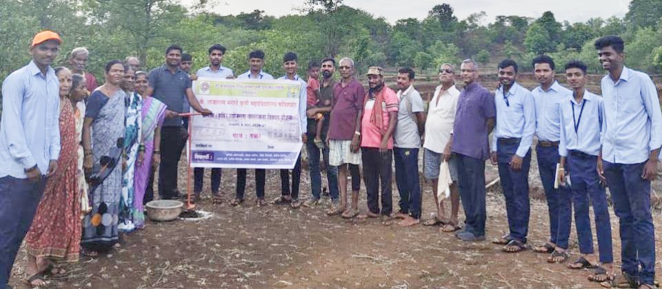 मराठे कृषी महाविद्यालयाच्या वतीने तळेरे येथे शेतकऱ्यांना माती परीक्षणाबाबत मार्गदर्शन