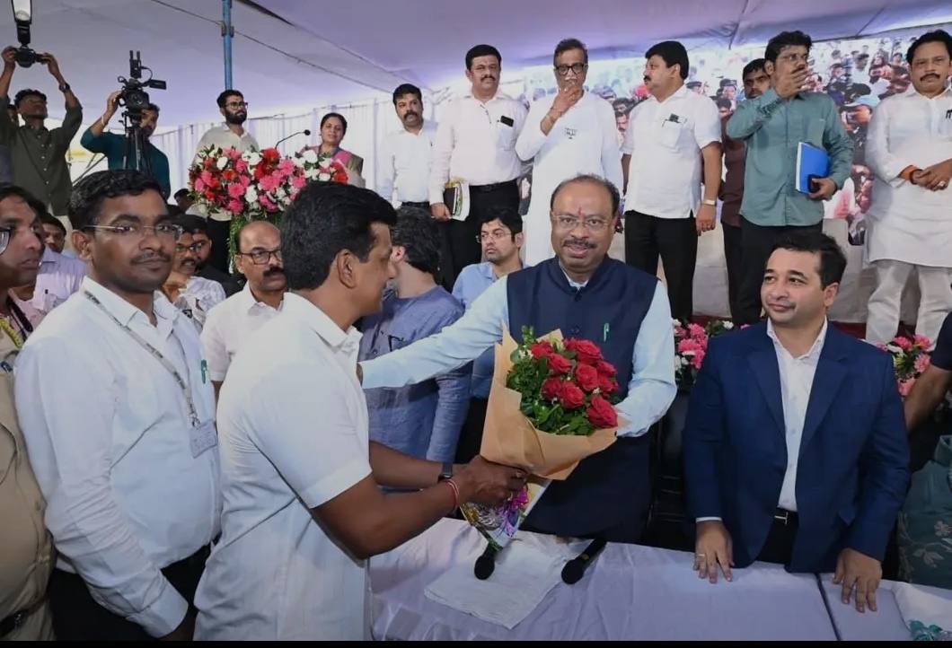 महसूल मंत्री चंद्रशेखर बावनकुळे यांच्या हस्ते ‘मुख्यमंत्री बळीराजा शेत-पाणंद रस्ता योजना’ सह-अध्यक्षपदी निवड झाल्याबद्दल संदीप साटम यांचl सत्कार
