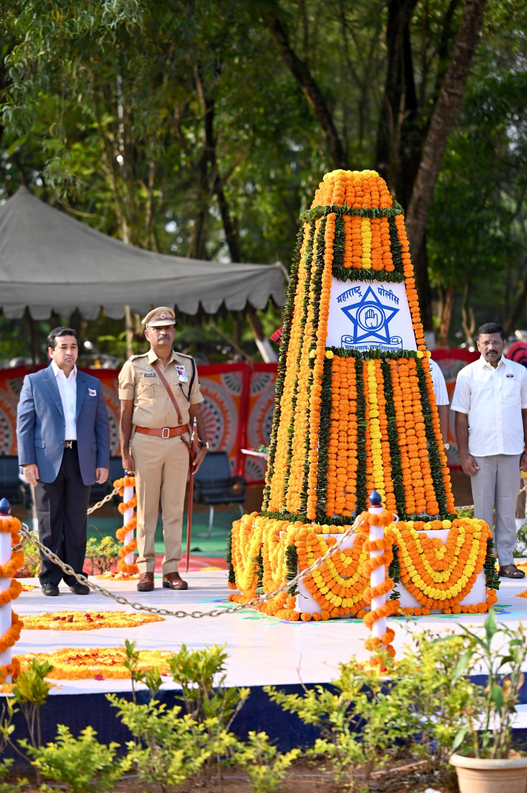 पोलीस शहीद स्मृतिदिन: सिंधुदुर्गच्या ओरोस येथे वीर जवानांना शासकीय इतमामात भावपूर्ण श्रद्धांजली - पालकमंत्री नितेश राणे यांच्याकडून पुष्पचक्र अर्पण करून शहीद जवानांना अभिवादन