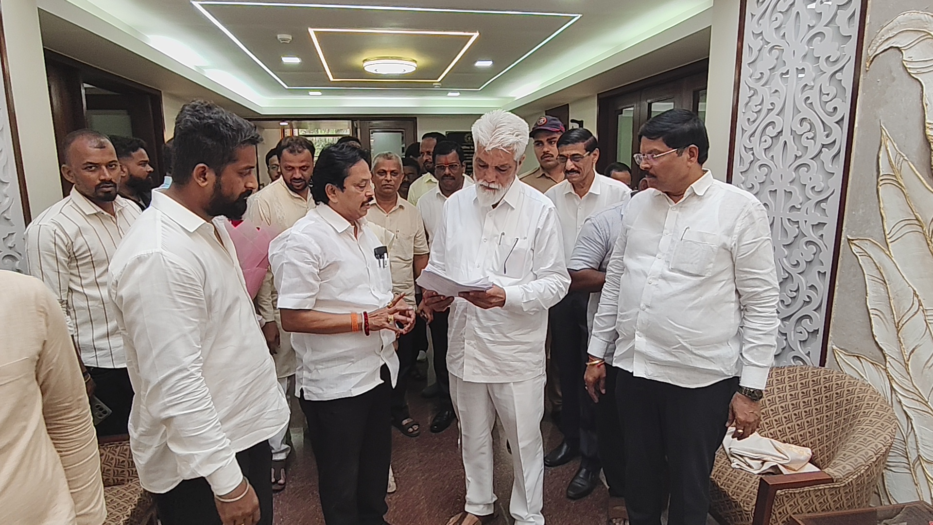 कणकवलीतील नगरपंचायत हद्दीतील जि.प. शाळांच्या समस्यांवर नगराध्यक्ष संदेश पारकर आक्रमक; शिक्षणमंत्री दादा भुसे यांची घेतली भेट