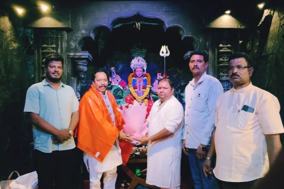 शिरवलमध्ये संदीप चौकेकर मित्रमंडळाच्या नवदुर्गा मातेचे नगराध्यक्ष संदेश पारकर यांनी घेतले दर्शन!